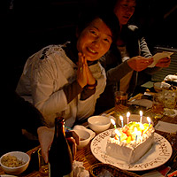 �P�[�L�̂��M�ɂ́uHappy Wedding &hearts; �悭�撣��܂����v�̕����i��