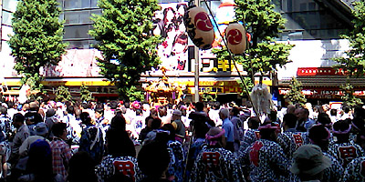 �A�L�o�̑�ʂ��i�ނ��_�`