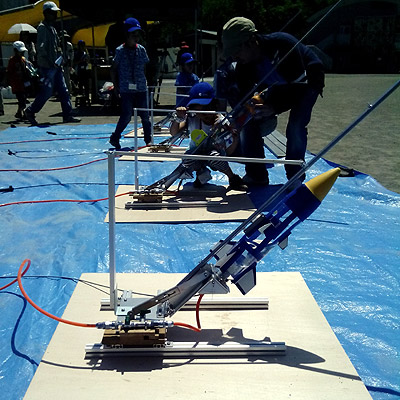 �����`���[�Ŕ��ˑ҂�